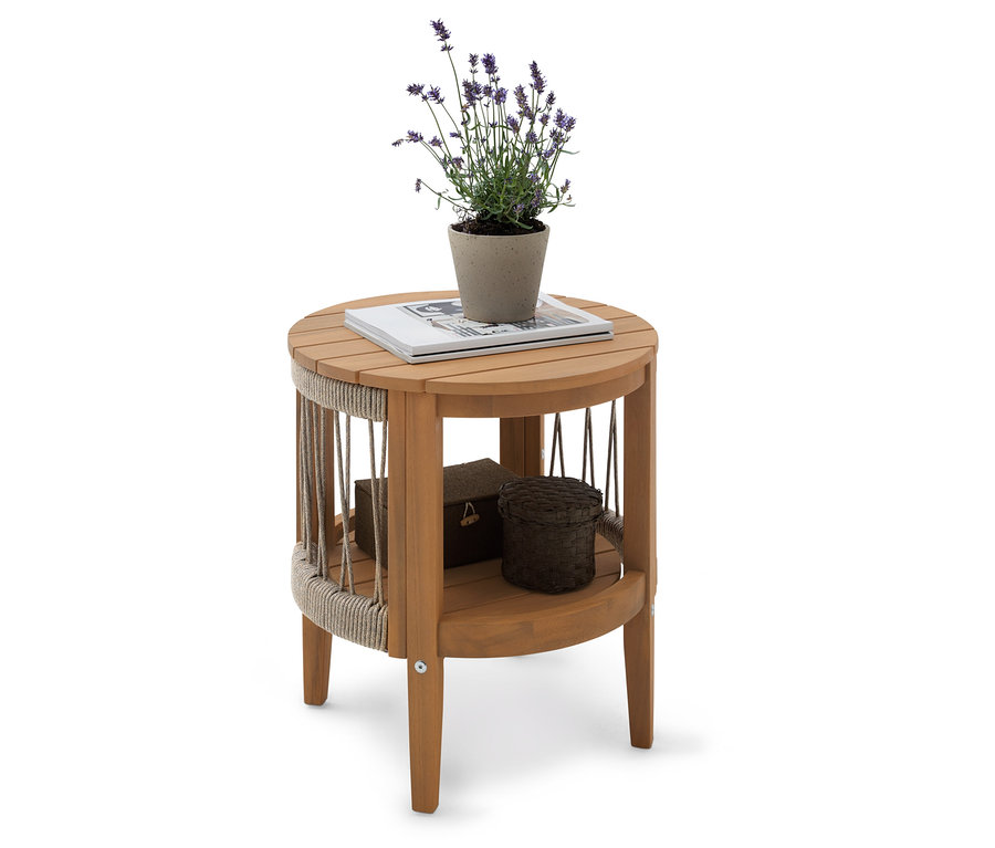 Une table d'appoint ronde en bois avec deux étagères sur laquelle se trouve une plante de lavande en pot.