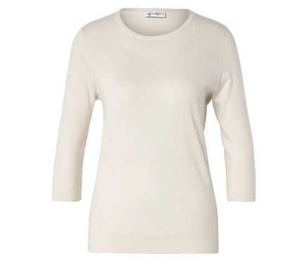 Un pull crème à manches trois-quarts est posé à plat.