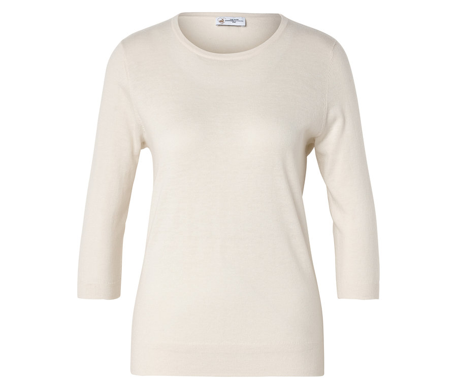 Un pull crème à manches trois-quarts est posé à plat.