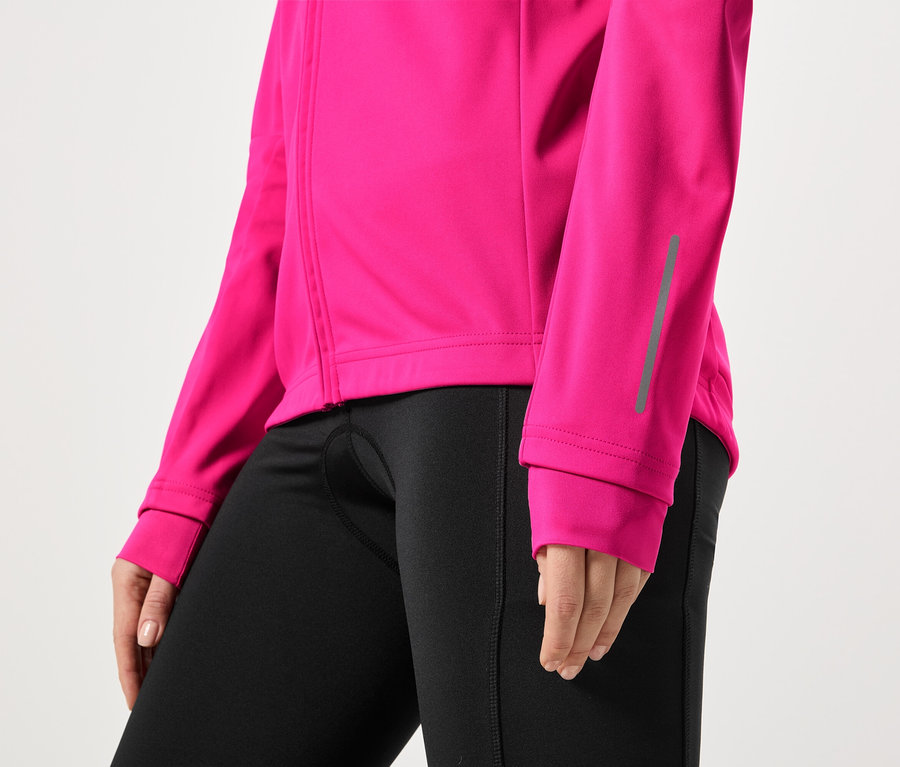 Gros plan d'une personne portant une veste rose zippée et un legging noir.