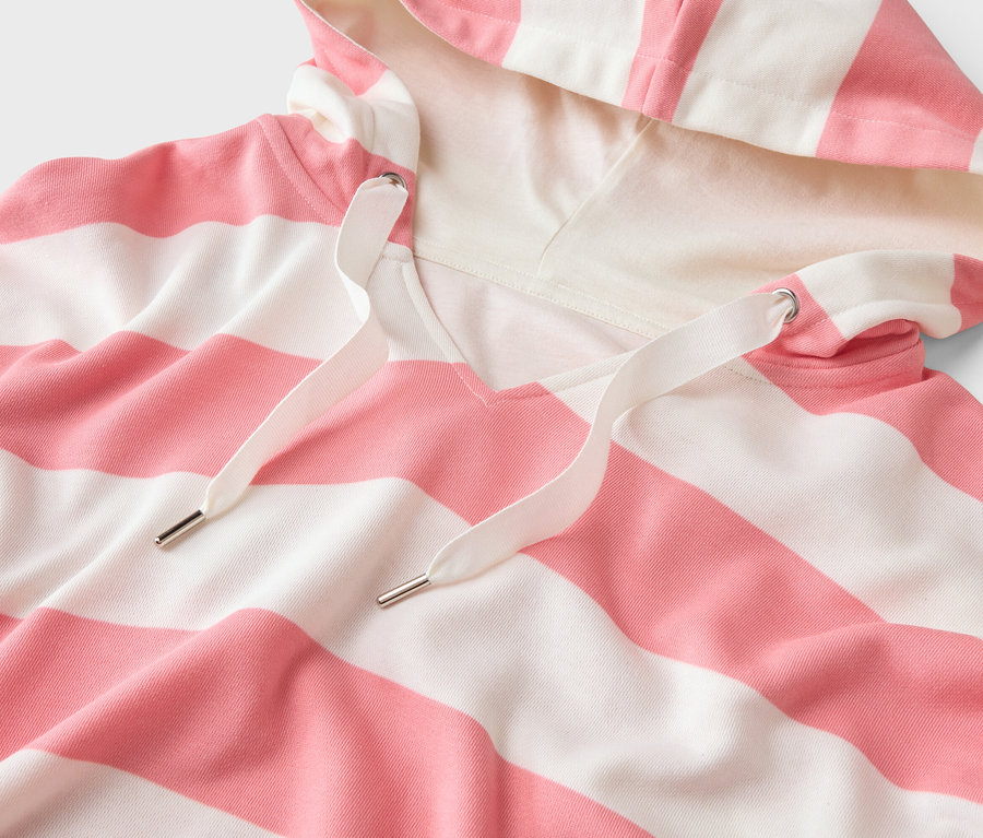 Gros plan d'un sweat à capuche rayé rose et blanc avec cordon de serrage.