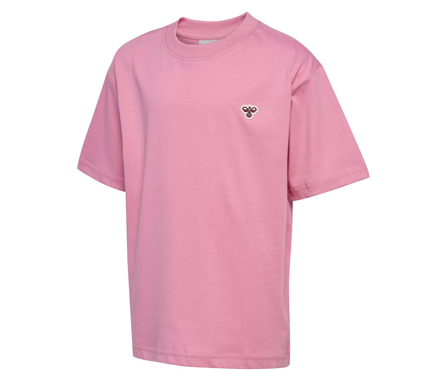 Gros plan sur le T-shirt ample hummel® HMLJR rose avec un petit logo sur la poitrine.