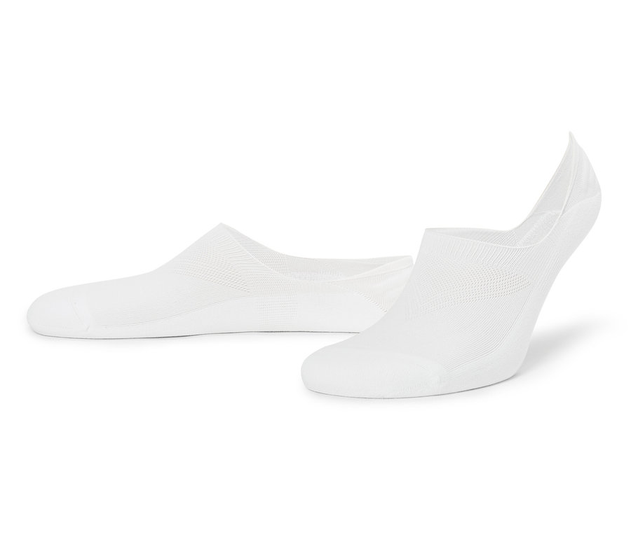 Deux socquettes blanches sur fond blanc.