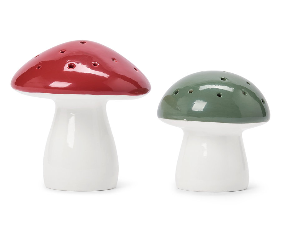 Un poivrier rouge et un poivrier vert en forme de champignon se tiennent côte à côte sur un fond blanc.