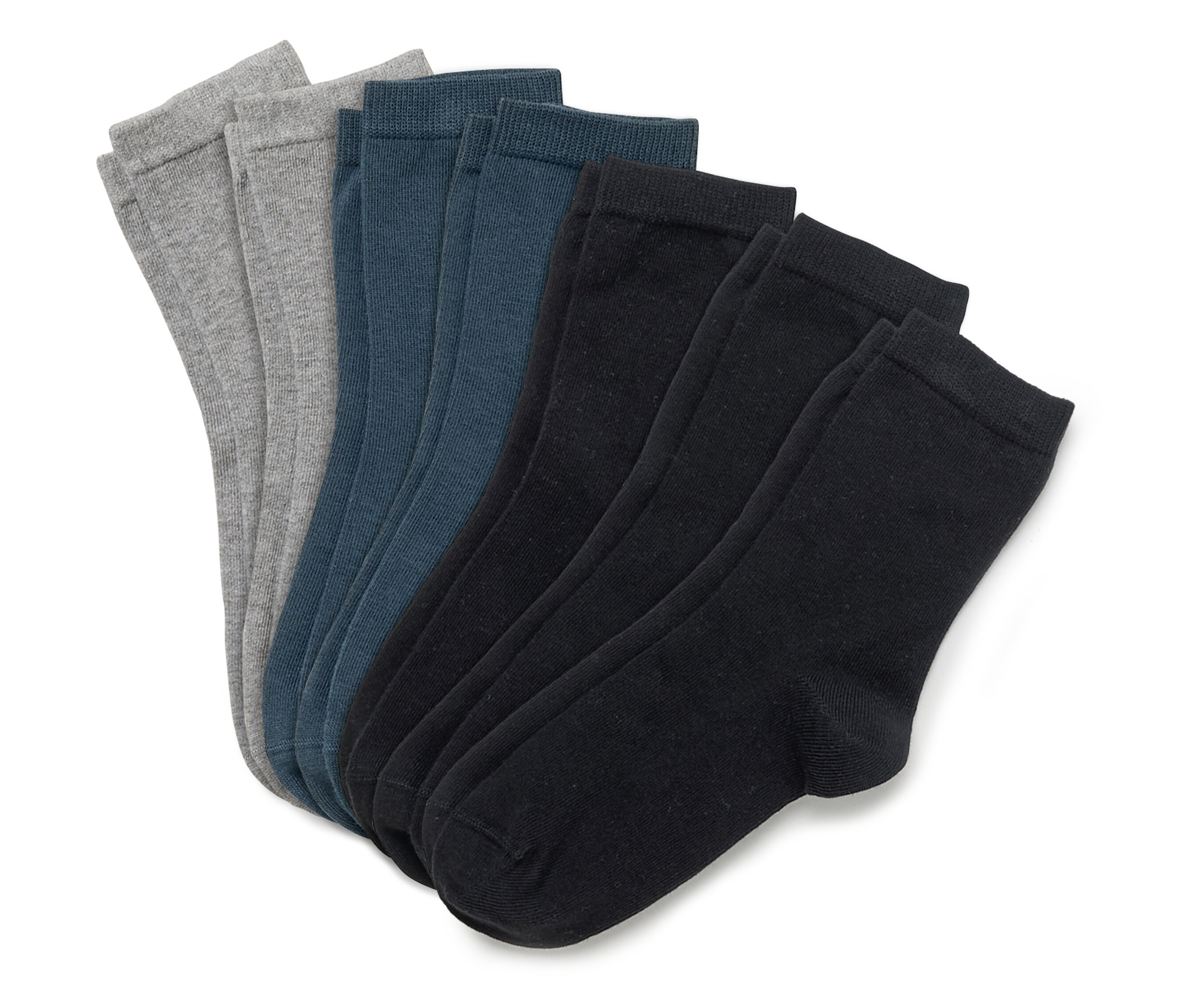 Plusieurs paires de chaussettes dans les tons de gris, bleu et noir sont côte à côte.