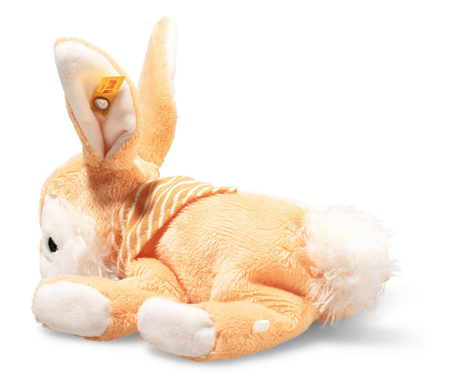 Un lapin en peluche orange avec un foulard rayé est allongé sur le ventre.