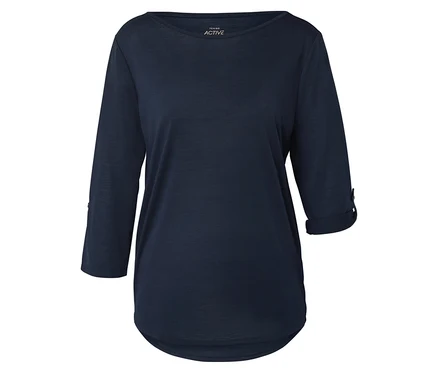 Un t-shirt bleu marine à manches longues avec des manches retroussées est posé sur un fond blanc.