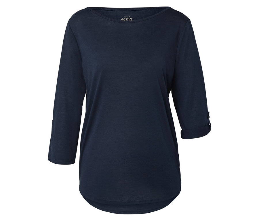 Un t-shirt bleu marine à manches longues avec des manches retroussées est posé sur un fond blanc.