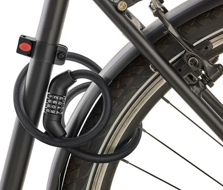 Un antivol de vélo noir avec un code numérique est enroulé autour du cadre du vélo.