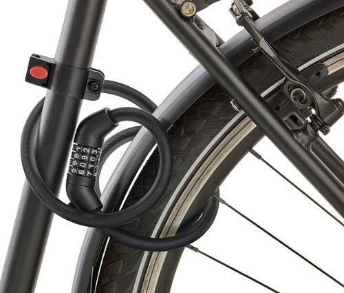Un antivol de vélo noir avec un code numérique est enroulé autour du cadre du vélo.