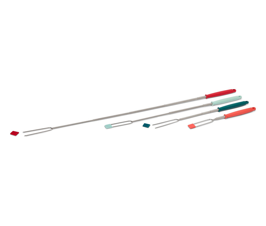 Quatre fourchettes à griller extensibles avec des manches rouges, verts et turquoise sont disposées en diagonale sur un fond blanc.