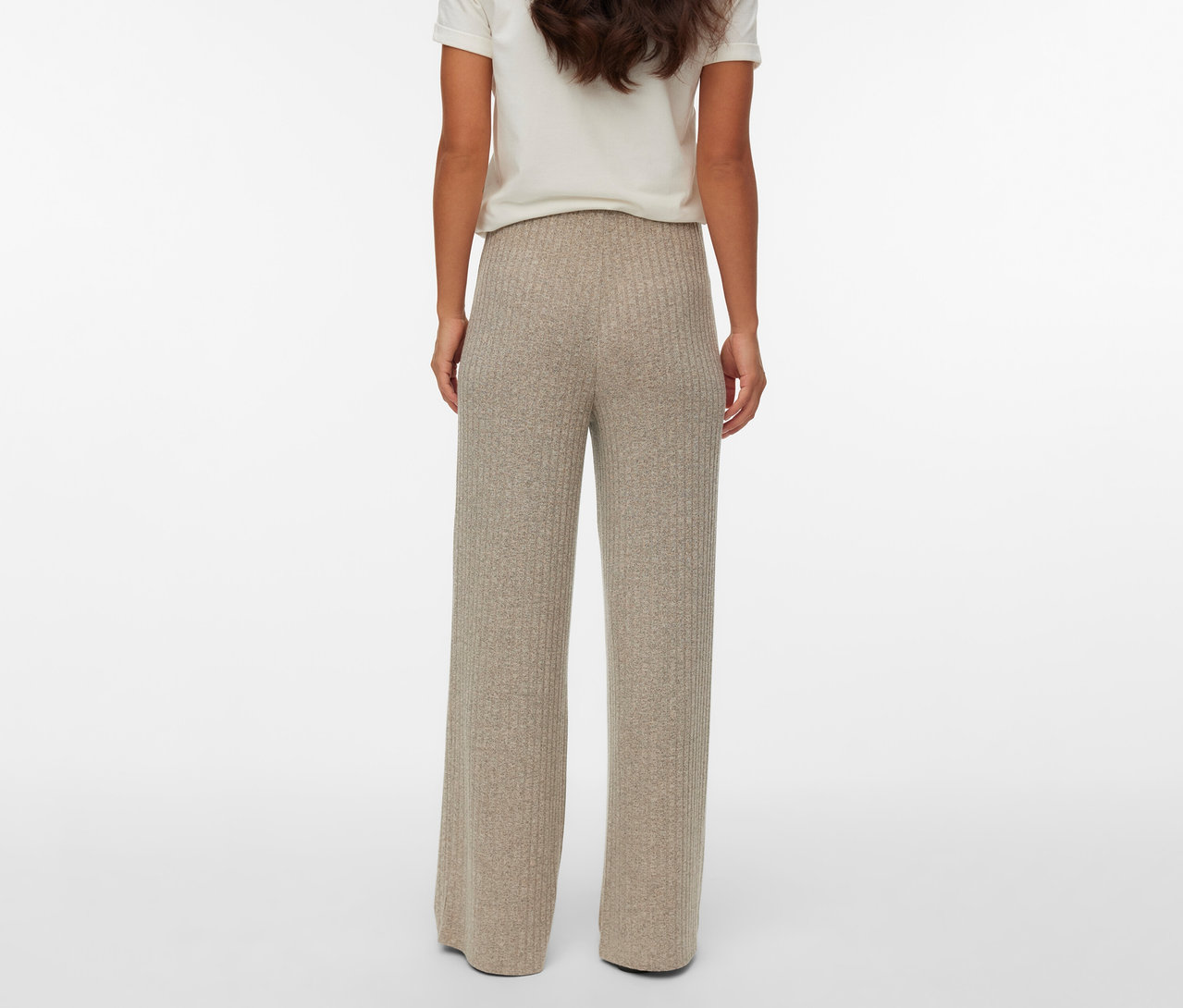 Vue arrière d'une femme portant un t-shirt beige et un pantalon Loosefit MAMALICIOUS «MLPAMMIE».