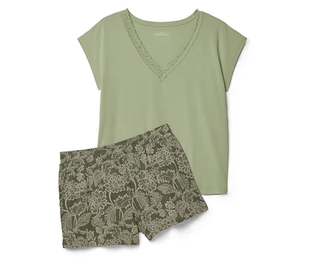Un t-shirt vert avec des bordures en dentelle et un short à fleurs sont posés sur un fond blanc.