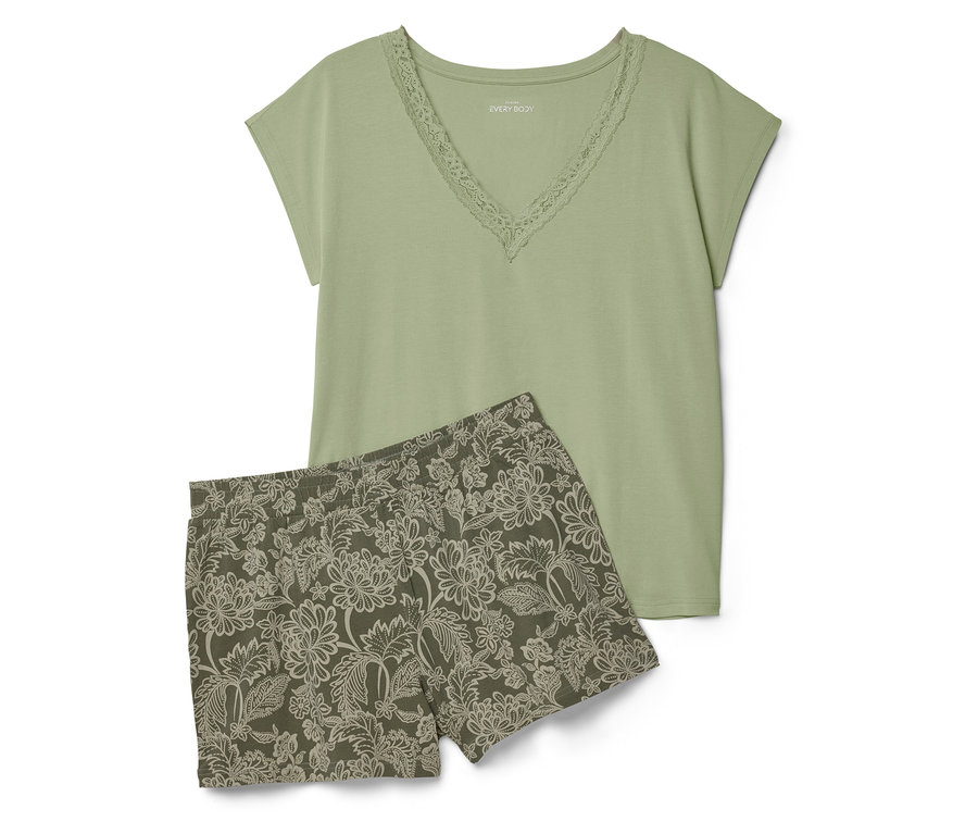 Un t-shirt vert avec des bordures en dentelle et un short à fleurs sont posés sur un fond blanc.