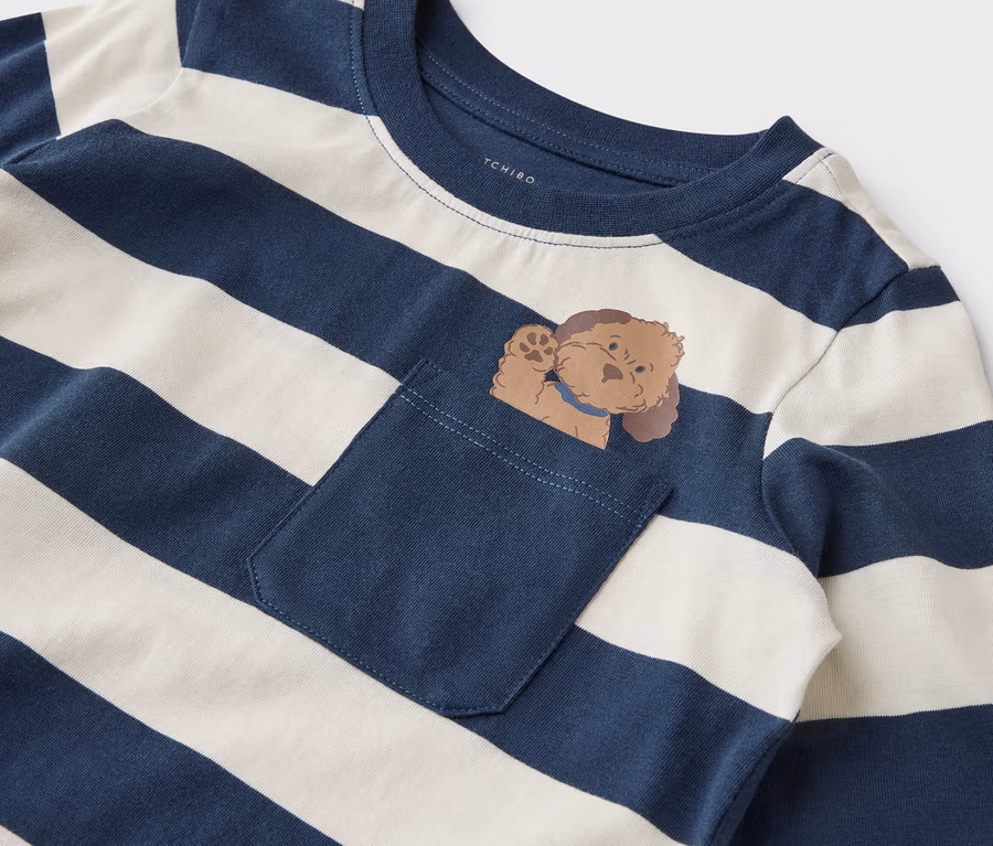 T-shirt rayé à manches longues avec poche poitrine d'où sort un chien de dessin animé.