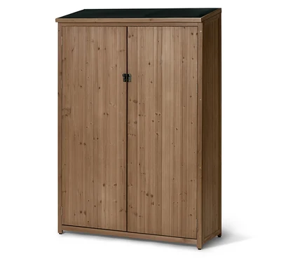 Armoire en bois clair avec deux portes, un loquet foncé et un dessus incliné de couleur foncée.