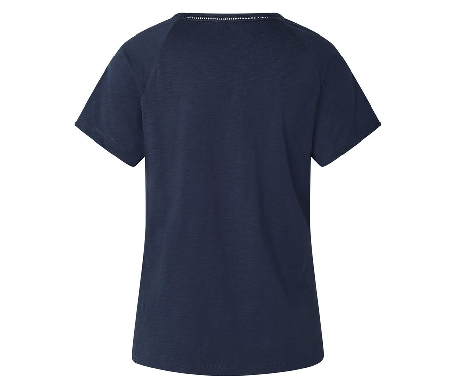 Gros plan sur un t-shirt bleu marine vu de dos.