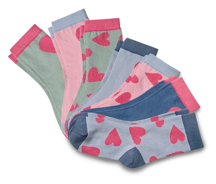 Plusieurs paires de chaussettes de différentes couleurs et motifs sont superposées.