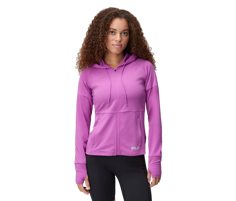 Femme portant un survêtement de sport violet Fila avec capuche et leggings noirs.