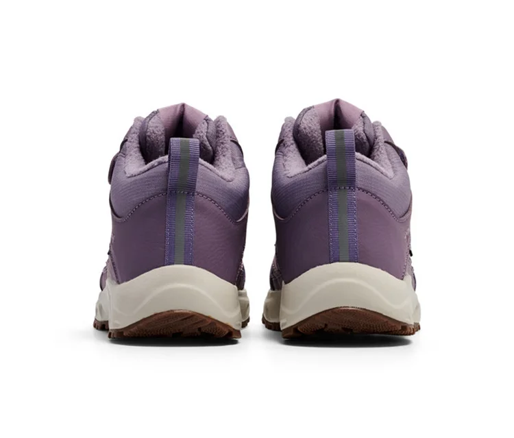 Deux baskets hummel® « Root Tex Jr » violettes vues de derrière, avec une semelle beige et une bande réfléchissante.