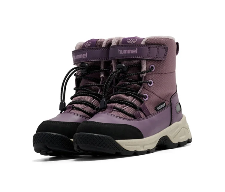 Une paire de bottes de neige hummel® Snow Boot Tex couleur prune, avec des lacets noirs, des scratchs et une semelle beige.