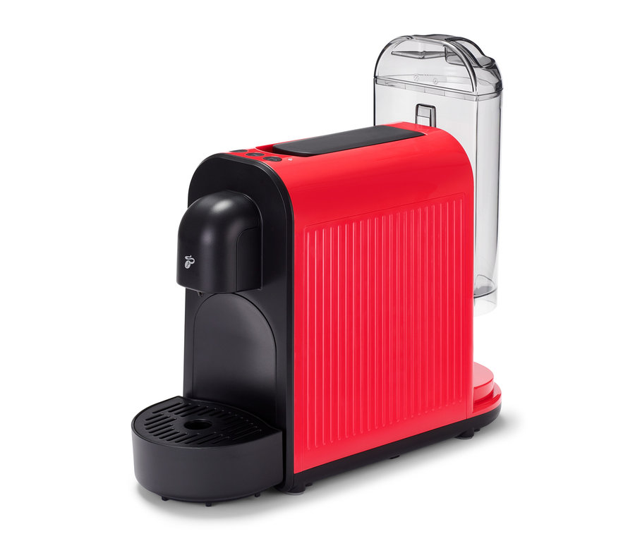 La machine à café rouge Cafissimo now red avec réservoir d'eau est posée sur un fond blanc.