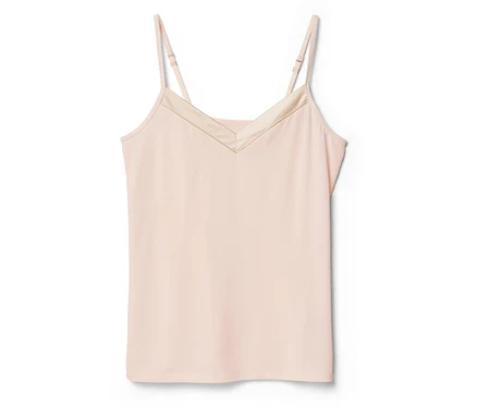 Un caraco rose pâle avec de fines bretelles réglables et un décolleté en V bordé d'un tissu plus clair.