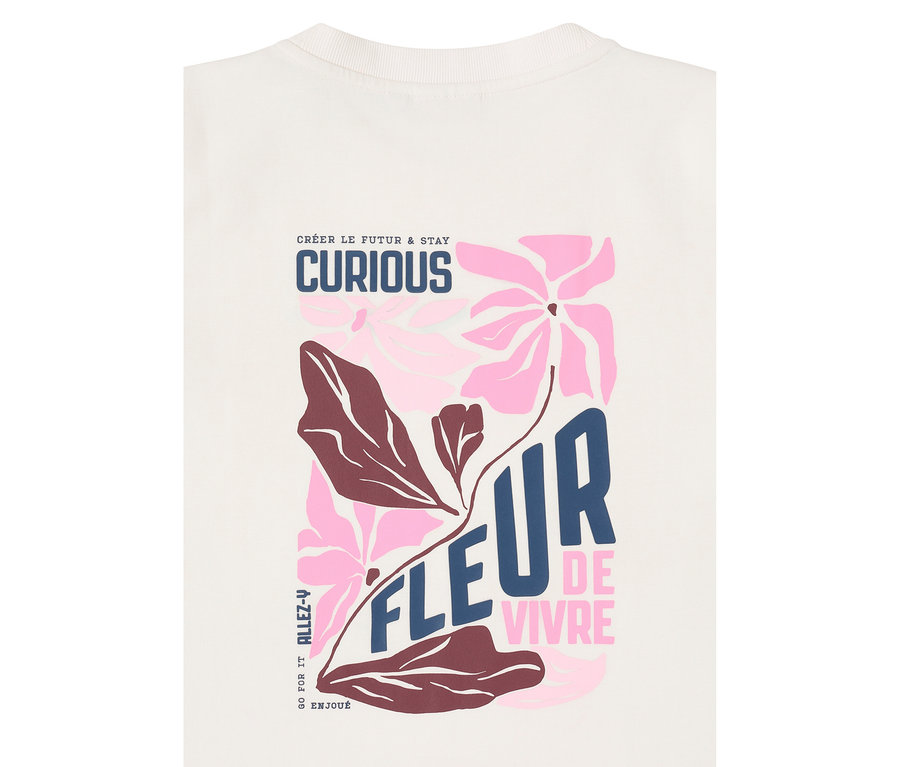 Gros plan sur un sweat-shirt CECIL avec un motif floral et les mots « Curious » et « Fleur de Vivre ».