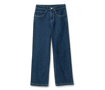 Jean bleu foncé à jambe droite avec des surpiqûres contrastantes claires, vu de face.