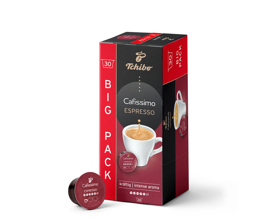 Une boîte rouge et noire de 30 capsules Cafissimo Espresso corsé, montrant une tasse d'espresso blanche, est posée à côté d'une capsule d'espresso rouge foncé.