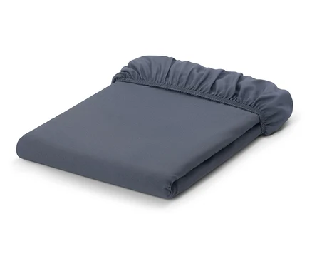 Un drap-housse gris foncé plié avec un bord élastique