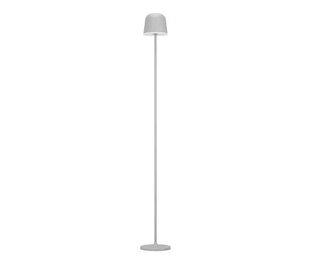 Lampadaire gris avec une base ronde, une tige fine et un abat-jour en forme de cloche sur fond blanc.