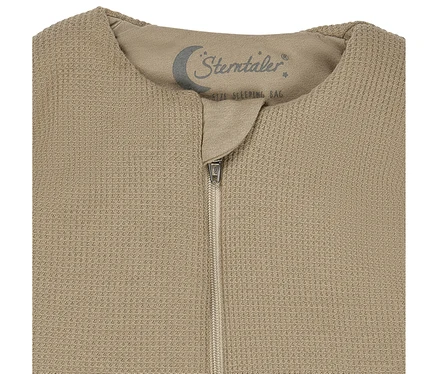 Gigoteuse bébé Sterntaler beige en tissu gaufré texturé avec une fermeture éclair sur le devant.