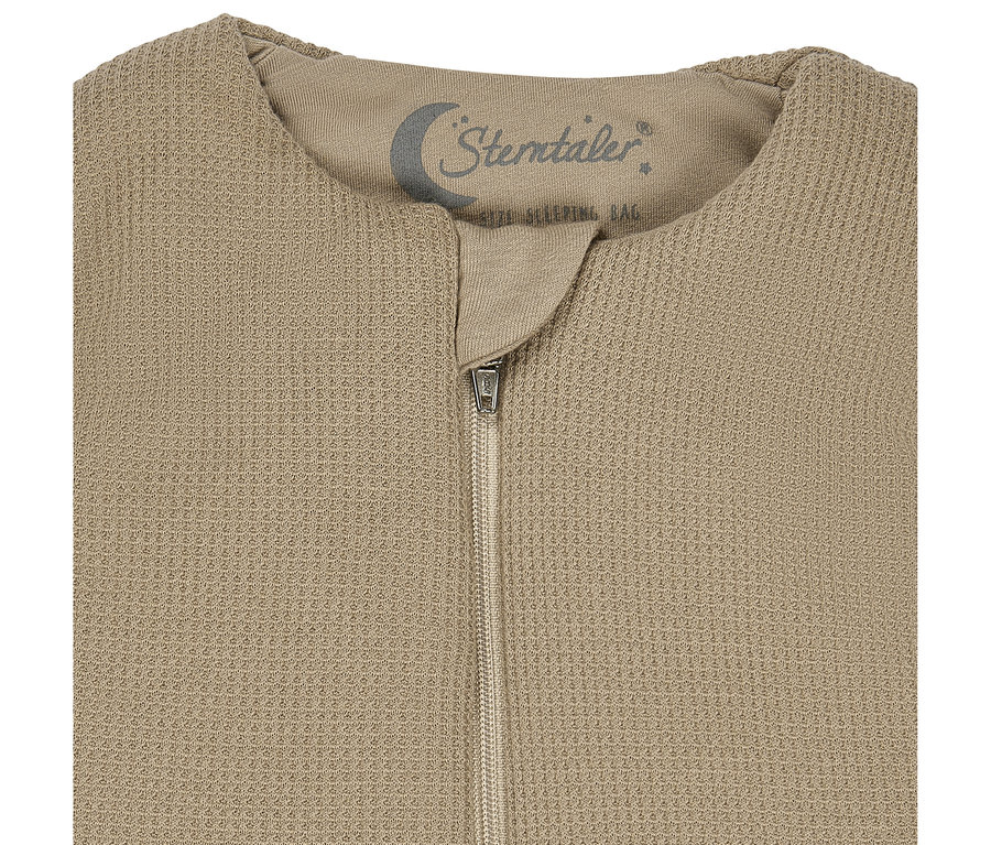Gigoteuse bébé Sterntaler beige en tissu gaufré texturé avec une fermeture éclair sur le devant.