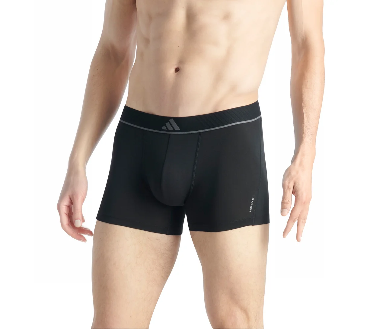 Homme portant un boxer noir avec une ceinture grise, un logo Adidas et l'inscription AEROREADY, sur fond blanc.