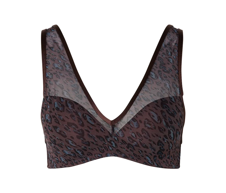 Une brassière marron avec un motif léopard aux taches bleues et marron foncé. Elle présente un décolleté en V profond avec du tissu en maille transparente sur le haut des bonnets.