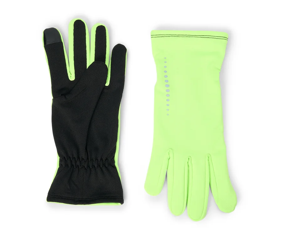 Deux gants de sport. Le gant gauche est noir avec des accents vert fluo et des bouts de doigts compatibles écran tactile. Le gant droit est vert fluo avec des points réfléchissants.