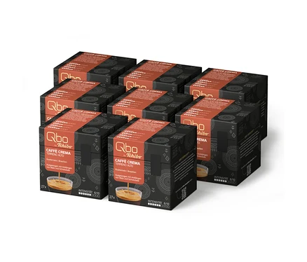 Huit boîtes noires et oranges de 216 capsules de café Qbo Caffè TERRENO ALTO, chacune avec le logo Qbo by Tchibo.