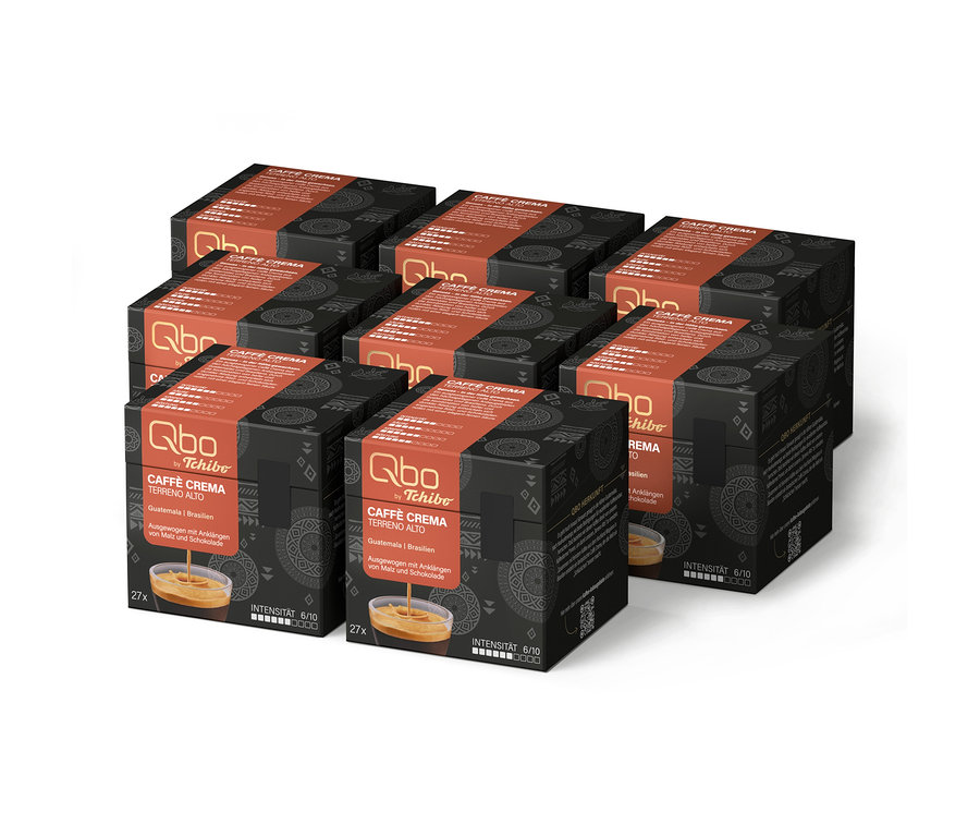 Huit boîtes noires et oranges de 216 capsules de café Qbo Caffè TERRENO ALTO, chacune avec le logo Qbo by Tchibo.