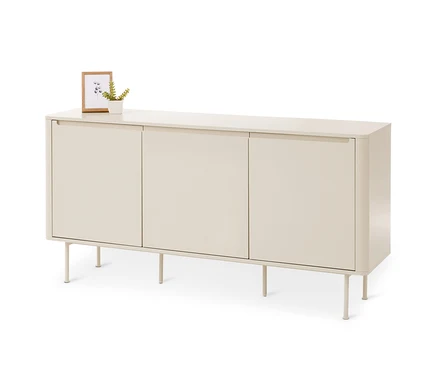 Buffet beige clair à trois portes et pieds fins, surmonté d'un petit cadre photo en bois et d'une plante en pot.