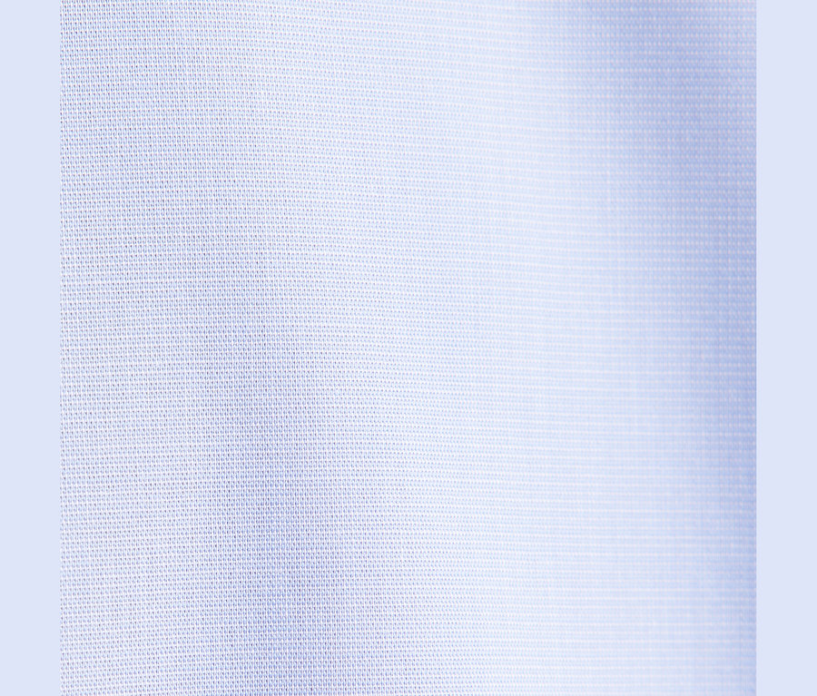 Gros plan sur le tissu bleu clair finement tissé d'un chemisier Seidensticker.