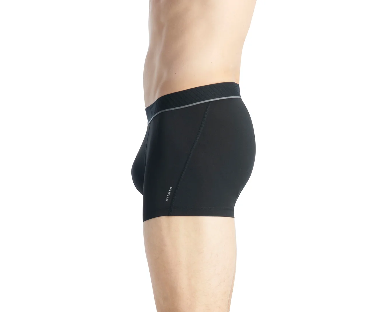 Vue latérale d'une personne portant un boxer noir avec une ceinture noire et une fine bande grise. Le texte 'AEROREADY' est imprimé verticalement sur le côté.