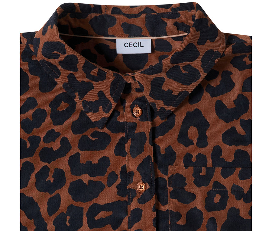 Gros plan d'une robe en velours côtelé CECIL marron à imprimé léopard noir, avec col, boutons et poche poitrine.