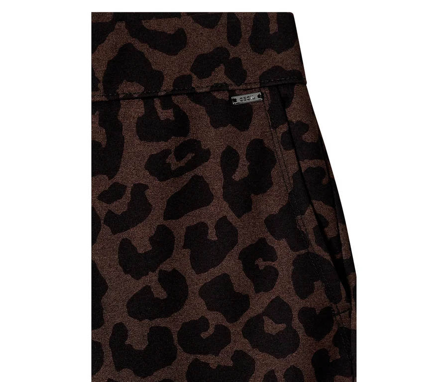 Gros plan sur un pantalon en tissu CECIL à imprimé léopard marron avec étiquette de marque CECIL.