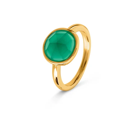 Détail d'une bague en or avec une pierre ovale verte.
