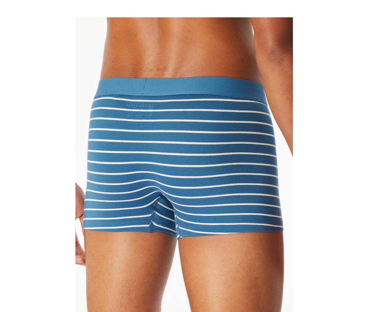 Vue de dos d'une personne portant un boxer SCHIESSER rayé bleu et blanc.