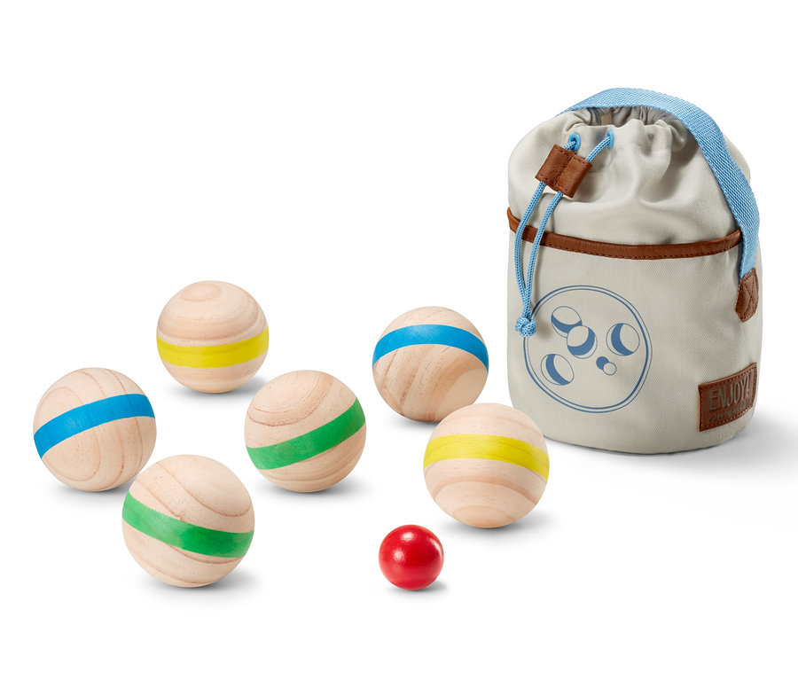 Un jeu de boules avec six boules en bois avec des rayures colorées et une boule rouge, à côté d'un sac beige.