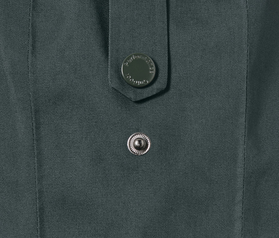 Détail d'une veste d'extérieur avec deux boutons.