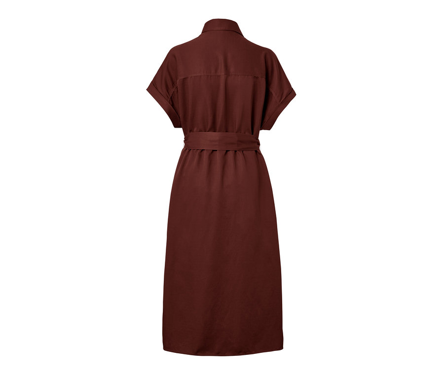 Détail d'une robe blouse chemise en mélange de lin avec ceinture.