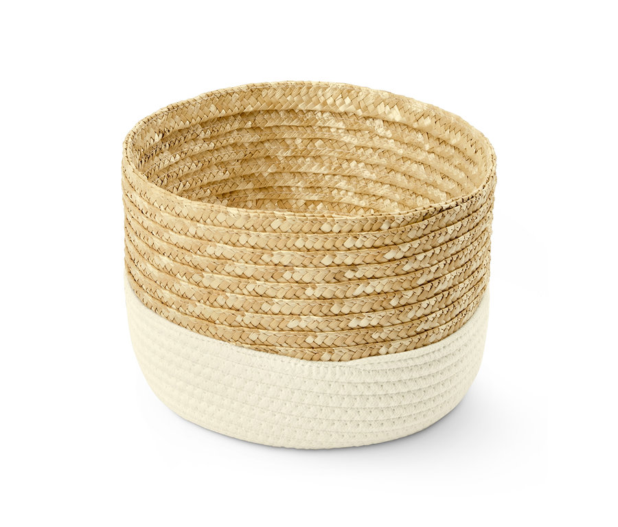 Panier de rangement en osier avec fond crème.